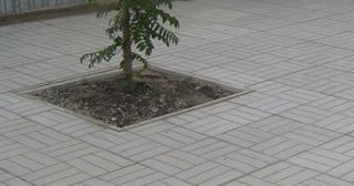 Качественная тротуарная плитка серого цвета в Ханты-Мансийске в октябре