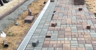 Профессиональная укладка плитки на улице в Ханты-Мансийске в октябре