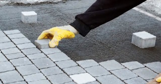 Монтаж тротуарной плитки на даче в Ханты-Мансийске в октябре