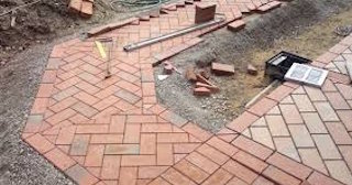 Укладка тротуарной плитки в Ханты-Мансийске в октябре