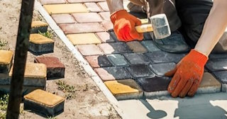 Укладка брусчатки «старый город» три цвета в Ханты-Мансийске в октябре