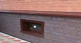 Облицовка цоколя панелями под камень в Ханты-Мансийске в октябре