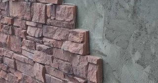 Качественная отделка цоколя фундамента снаружи в Ханты-Мансийске в октябре